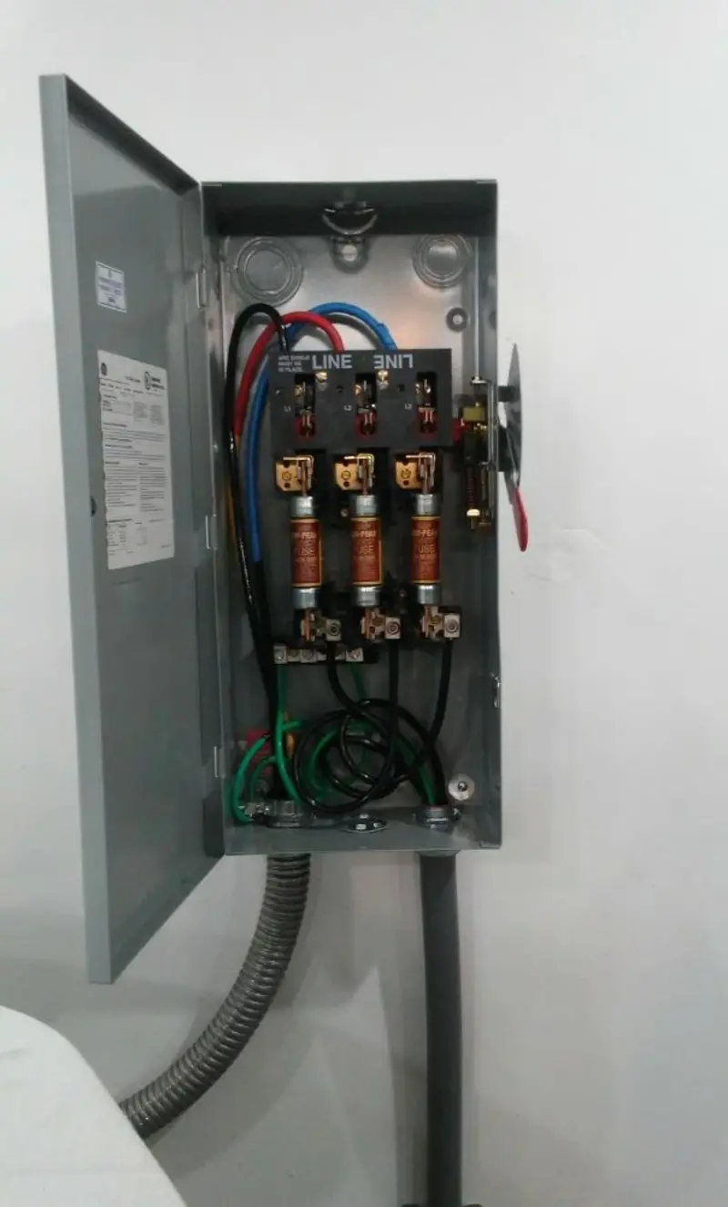 Three-phase disconnect switch installed for Smoke Detector Installation in Laredo